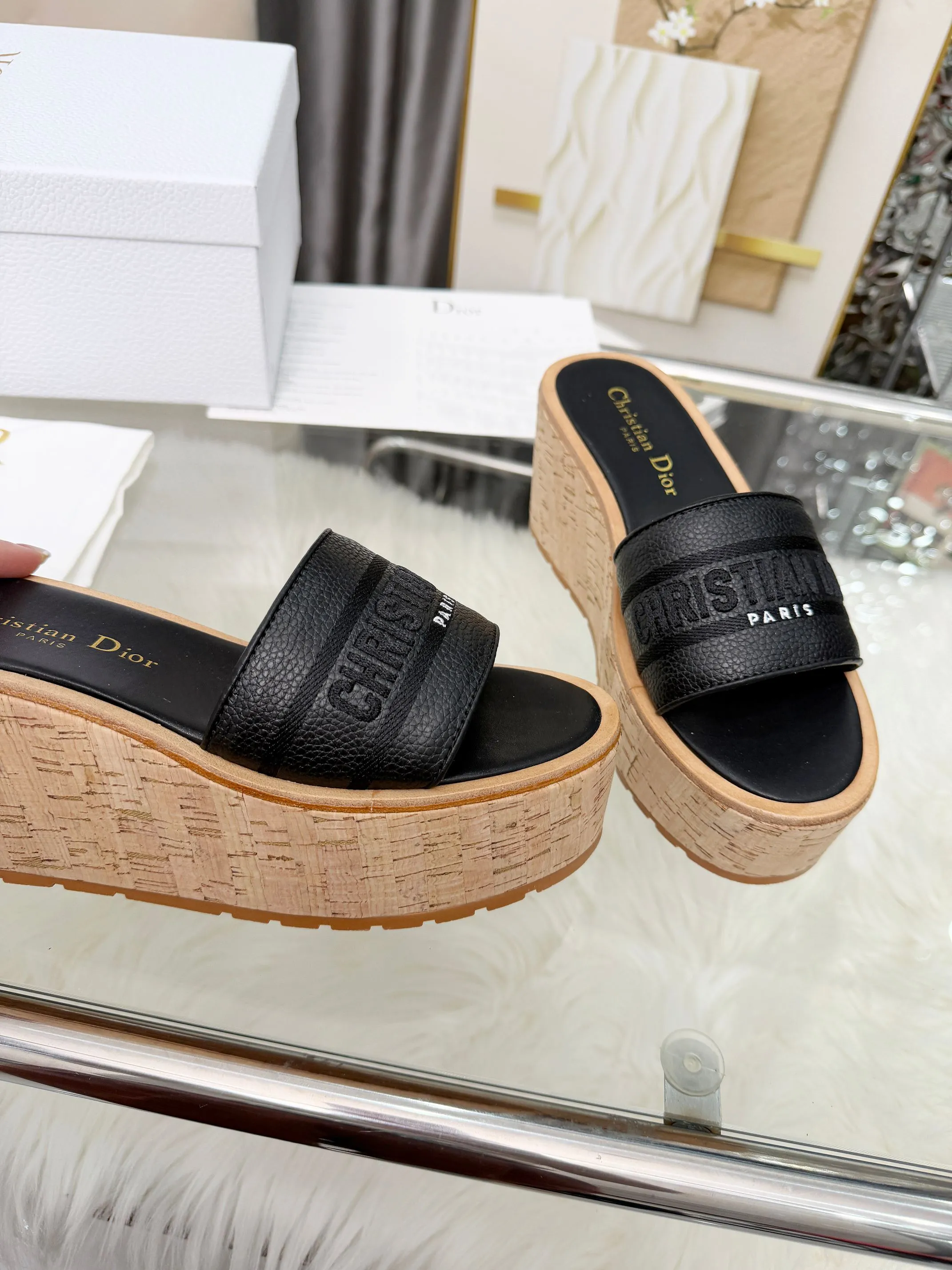 👟👟Ex-factory price 440👟👟 Dior Dior〰️Dway thick-soled wedge sandals✔️This thick-soled sandal is fashionable, casual and highly recognizable. The inspiration is cleverly combined by D's main designer into the perfect shoe shape. Paired with brand buckles, it is even more fashionable! Original version, perfect and exquisite workmanship!  Upper: pebbled leather + electric show code number; 35-39 (40-41 customized)